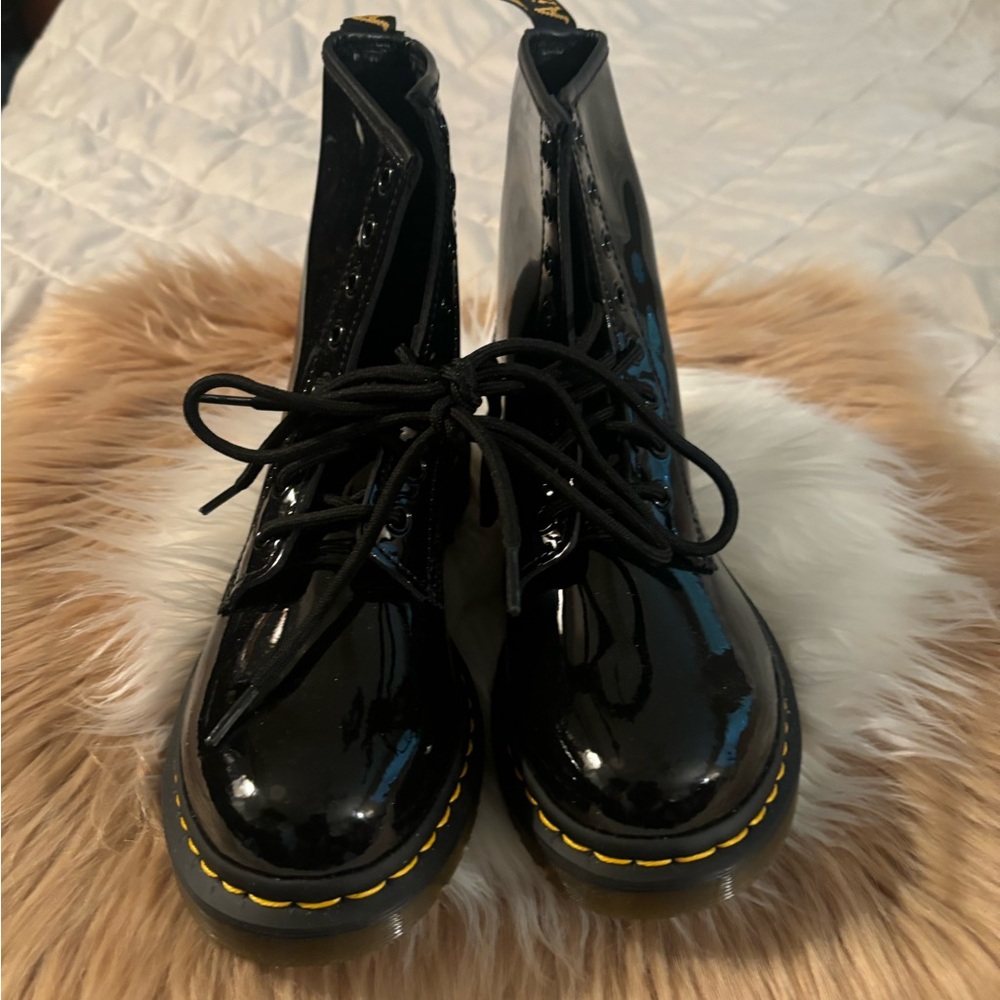 DR. MARTENS BLACK BOOTS.